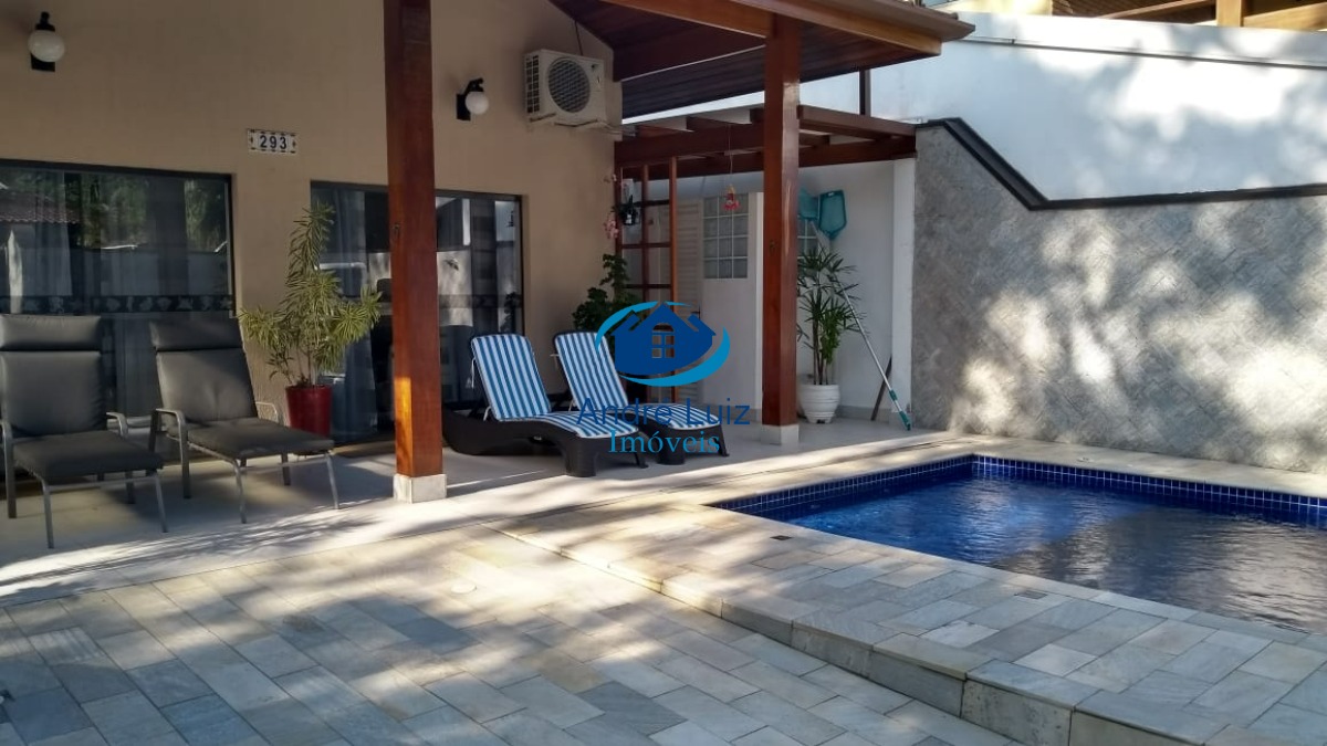 Linda Casa de Condomínio à Venda No Lázaro